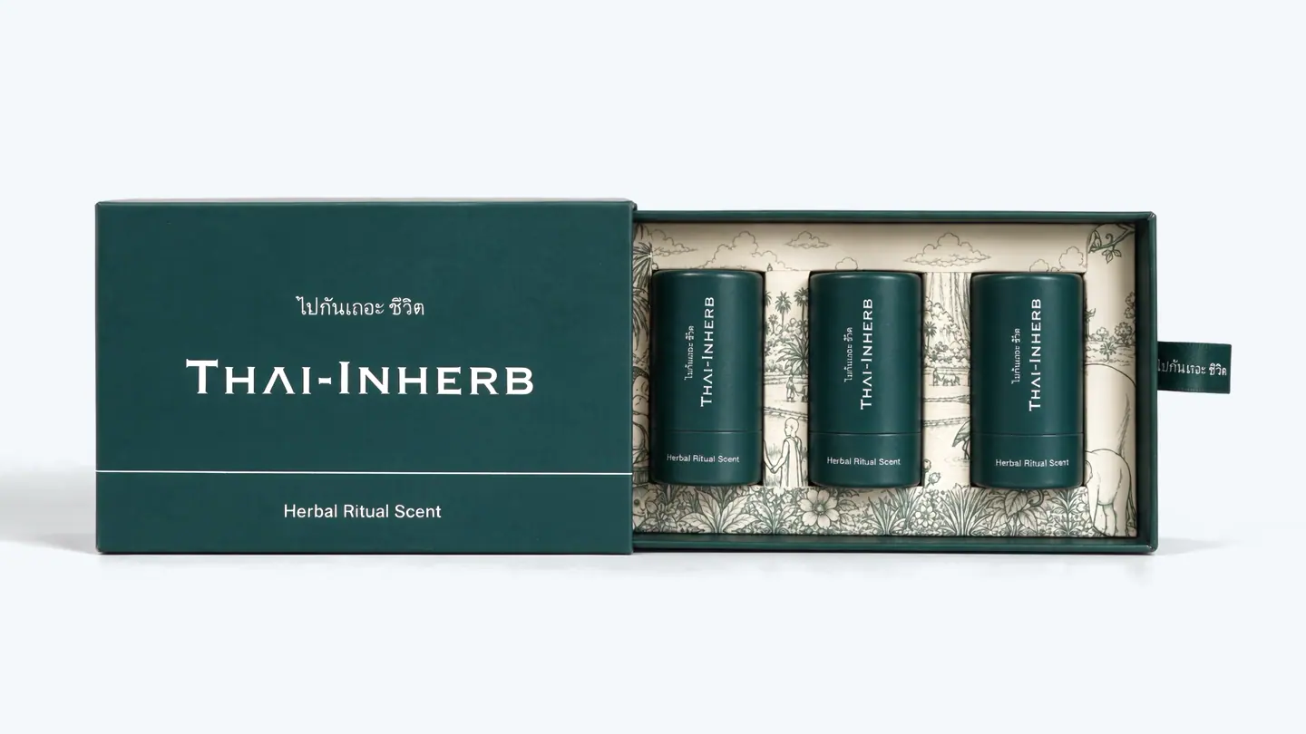 Geöffnete THAI-INHERB Signature Box mit drei dunkelgrünen Inherbs